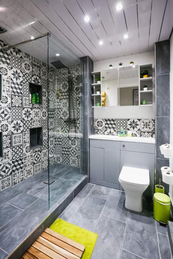 Funky City Apartment - Secure Parking - Wifi - Sleeps 6 - No Parties Belfast Eksteriør bilde