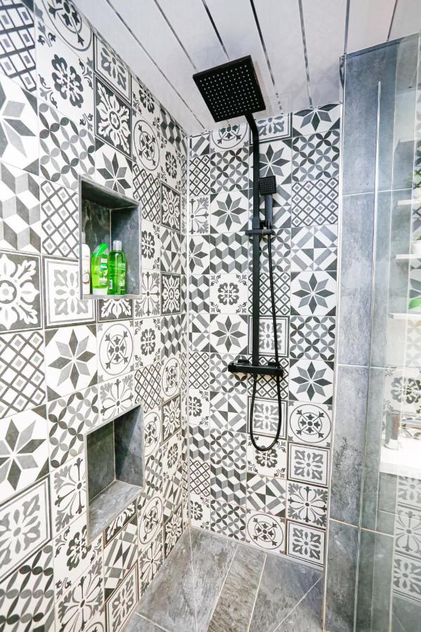 Funky City Apartment - Secure Parking - Wifi - Sleeps 6 - No Parties Belfast Eksteriør bilde