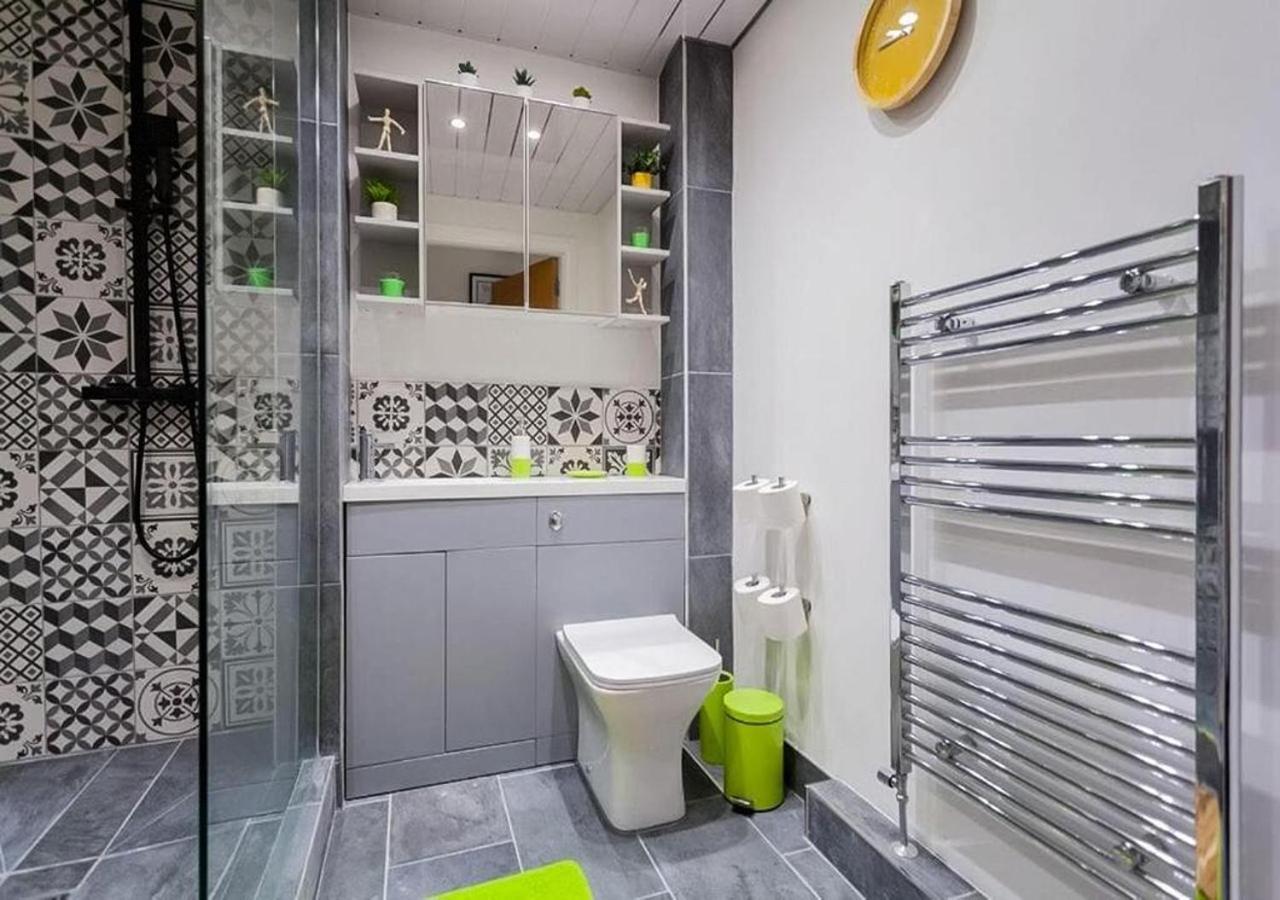 Funky City Apartment - Secure Parking - Wifi - Sleeps 6 - No Parties Belfast Eksteriør bilde